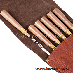 Подарочный набор шампуров с деревянными ручками в подарочном кожаном колчане (чехле). Купить недорого подарочный набор шампуров